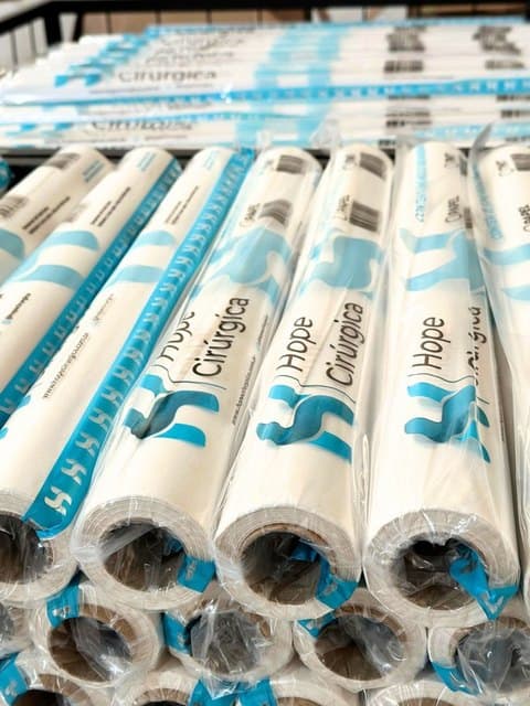 Rolos de lençol de papel Hope Cirúrgica organizados no estoque