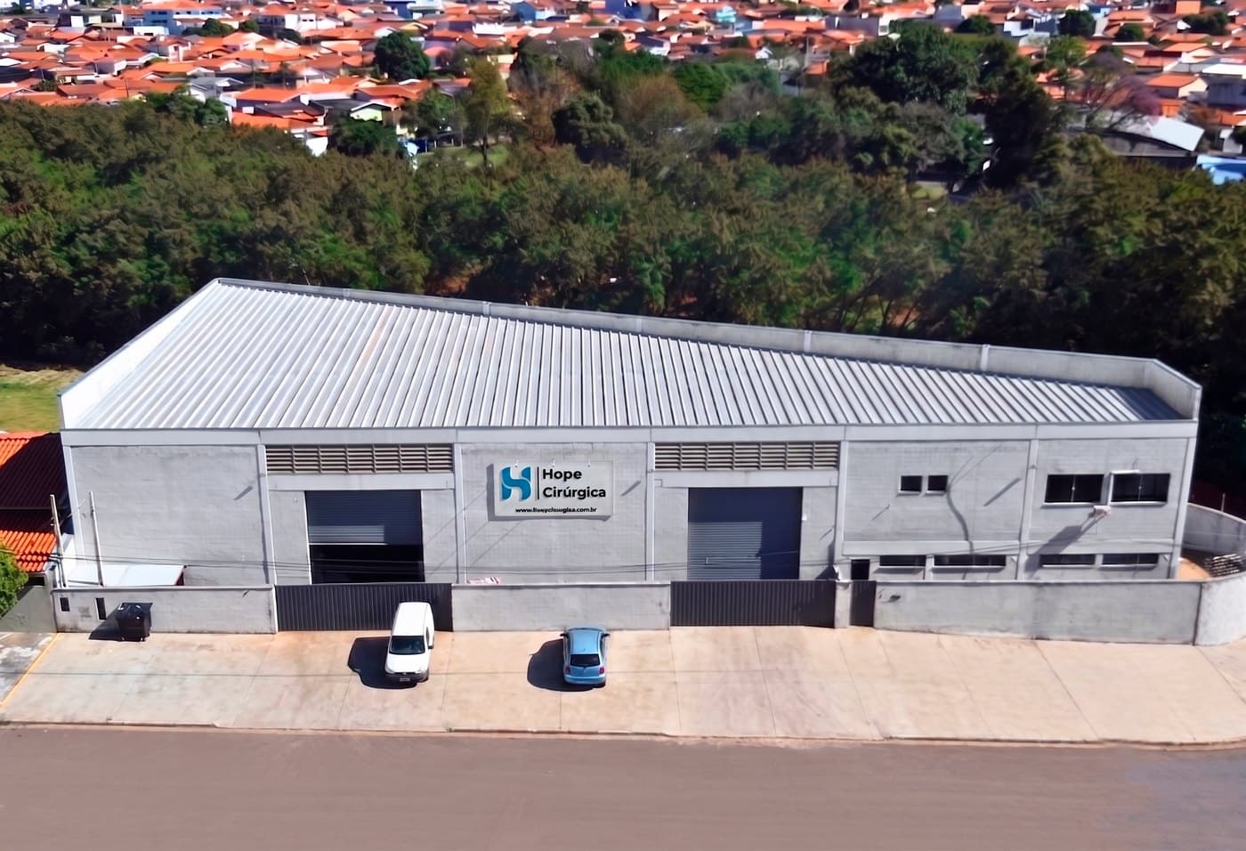 Vista aérea da unidade da Hope Cirúrgica, com o letreiro da marca na fachada