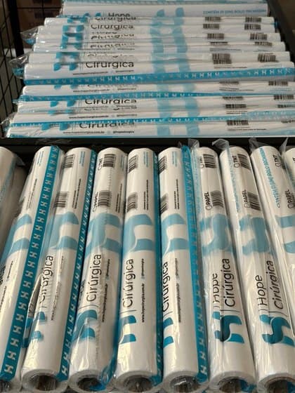 Paletes com rolos de lençol de papel prontos para expedição
