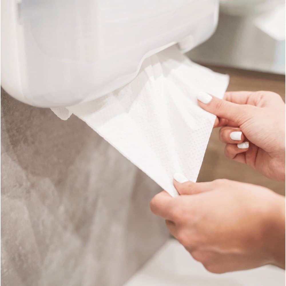 Folha de papel toalha Papelle sendo retirada do dispenser
