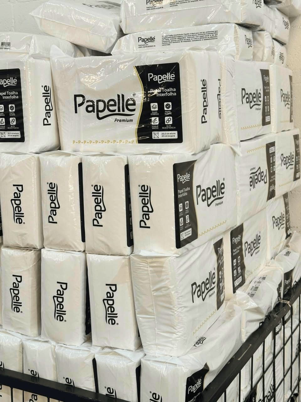 Pacotes de papel toalha Papelle empilhados no estoque