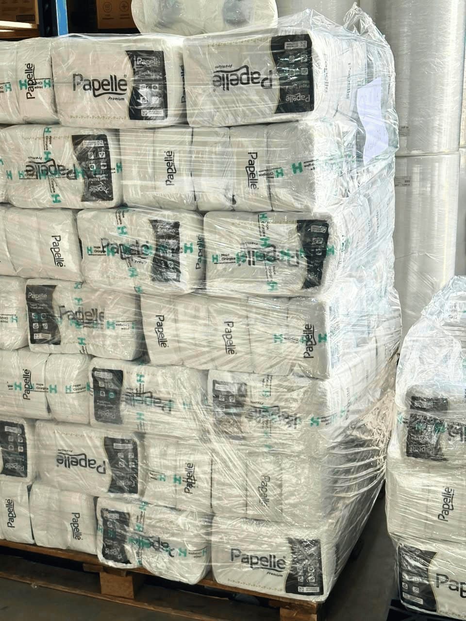 Palete com fardos de papel toalha Papelle prontos para expedição
