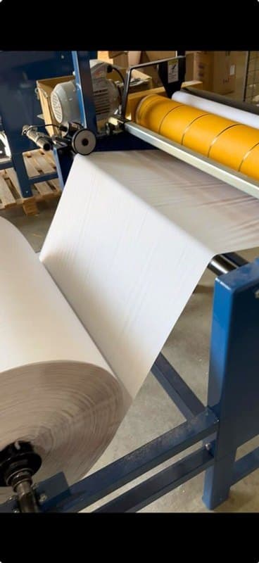Bobina de papel sendo convertida na linha de produção da Hope Cirúrgica
